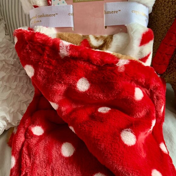 NEW Christmas Cupcakes & Cashmere Faux Fur Gingerbread Man & Candy Cane Blanket - Picture 3 of 3
